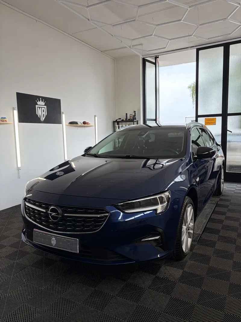 Blauer Opel Insignia in der Halle