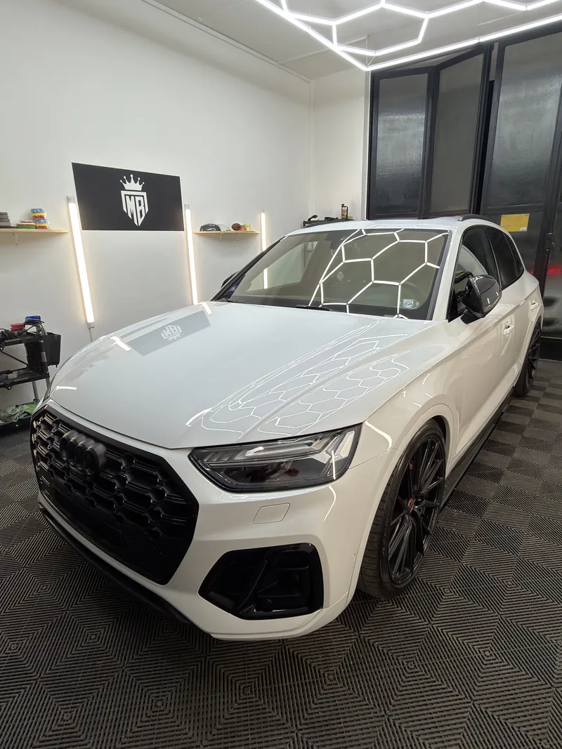 Weißer Audi Q5 unter der Wabenleuchte