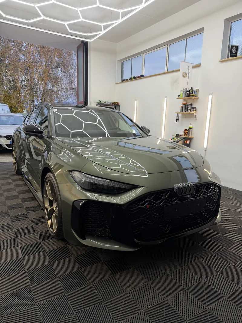 Grüner Audi RS5 Avant schräg von vorne